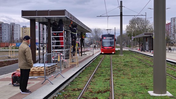 Kedy ich dokončia? Na prístreškoch zastávok električky v Petržalke pracuje už druhý týždeň nový subdodávateľ
