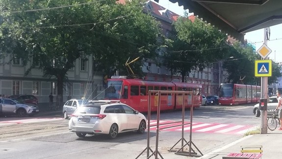 Na Vajnorskej ulici sa zrazila električka s taxíkom, ale premávka už bola obnovená