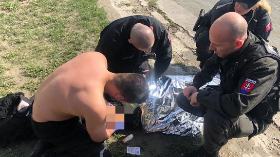 FOTO: Na zastávke MHD v Dúbravke našli mŕtveho muža. Nepoznáte ho?