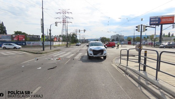 Vodičovi auta vošiel do cesty na priechode pre chodcov cyklista,  utrpel ťažké zranenia