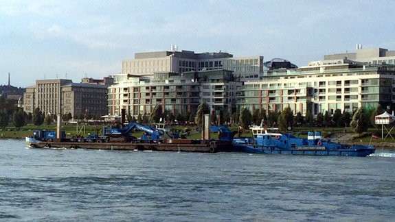 Rakúska loď s bagrami vo štvrtok zakotvila v Petržalke