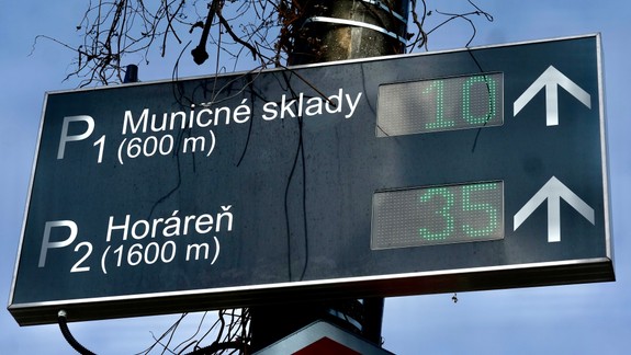 Vydajte sa na (skoro) jarnú prechádzku do mestských lesov nad Peknou cestou. Osadili tam novú tabuľu