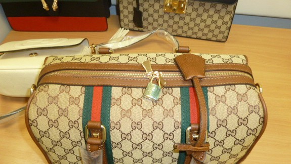 Fejky za 68-tisíc eur! Colníci urobili raziu v predajni v centre mesta