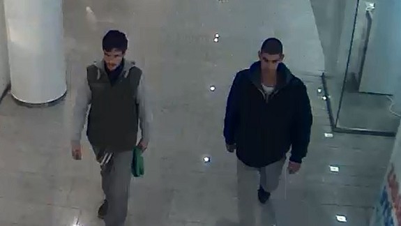 Poznáte túto dvojicu mužov? Hľadajú ich v súvislosti s prepadnutím ženy