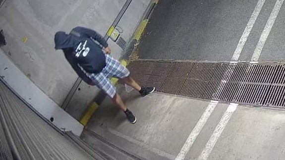 Výborná práca policajtov: Zlodejovi, ktorého vyrušili pri krádeži, sa nepodarilo utiecť