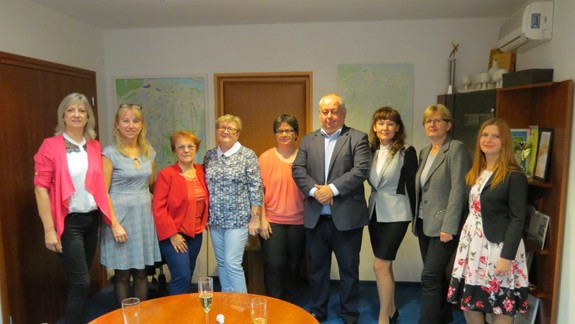 Bajan ocenil učiteľky. Dal im po tisíc eur