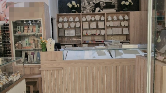 Polícia vyšetruje nočnú krádež v zlatníctve v Malackách