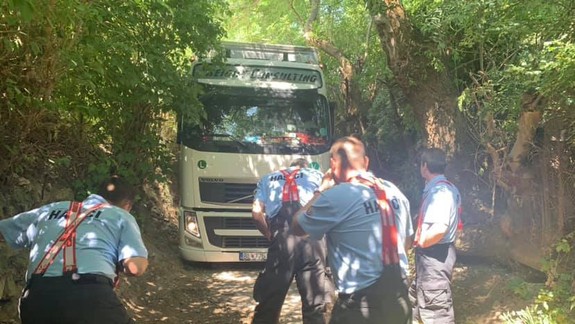 FOTO: Kamionistu prišli vyslobodzovať hasiči - "zašprajcoval" sa s tirákom na Kajerke!