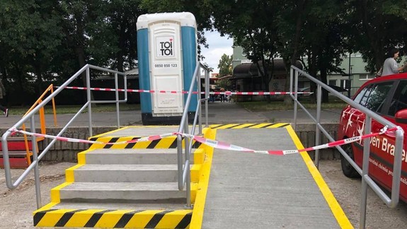 FOTO: Ako vyzerá odvrátená strana najdrahších a najznámejších schodov v Petržalke, ktoré v sobotu pokrstia?