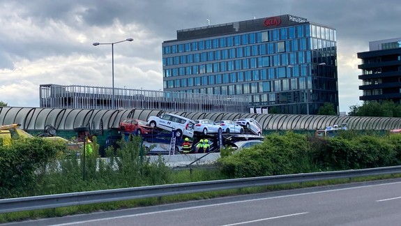Hromadná nehoda na Einsteinovej: Dopravu museli v oboch smeroch diaľnice zastaviť