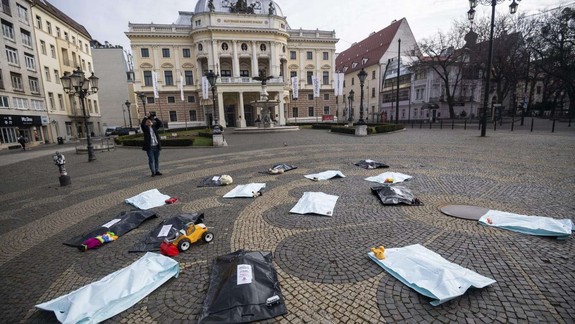 Inštalácia zobrazujúca telá detských obetí upozorňuje na potrebu pomoci Ukrajine