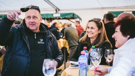 Na Vínnych trhoch v Pezinku môžete ochutnať vína zo Slovenska a z Moravy