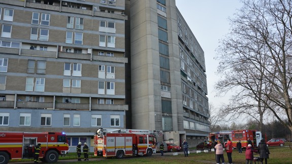 FOTO a VIDEO: Horela neslávne známa bytovka Pentagon vo Vrakuni