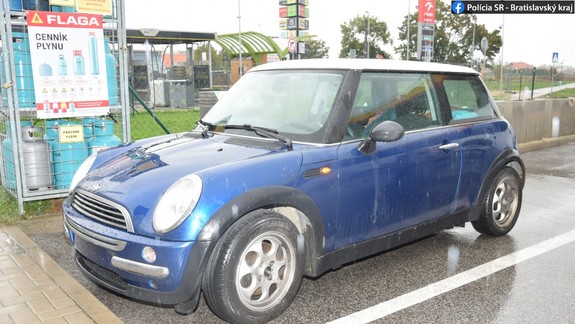 Vzorná reakcia občana. Vďaka jeho telefonátu na 158 čelia falošní policajti obvineniu