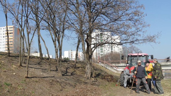 Petržalčania budú cez víkend čistiť rameno aj jazero