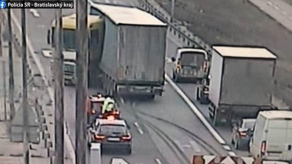 Nehoda na Moste Lafranconi: Neprejazdné ostali dva pruhy