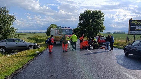 Nehoda medzi Blatným a Kaplnou: Oboch vodičov odviezli do nemocnice, jedného vrtuľníkom
