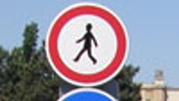 Cesta je široká, chodci nemajú kade chodiť