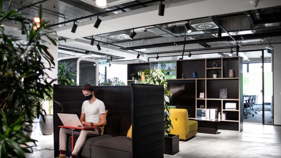 Viete, čo je hybridná kancelária? Táto novinka v Bratislave rieši nevýhody práce z domu