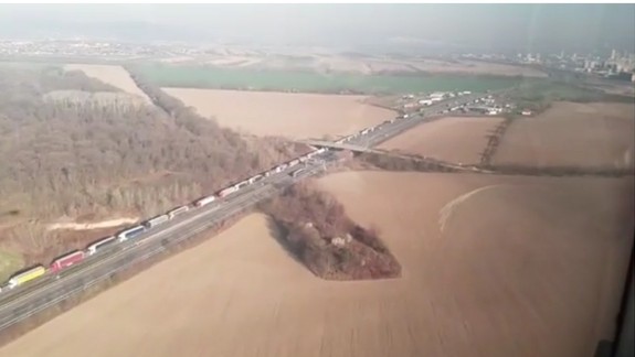 VIDEO: Pozrite si zábery z výšky na rannú situáciu na diaľnici