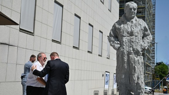 Pred sídlom Národnej banky Slovenska odhalili sochu jej prvého guvernéra