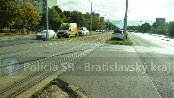 Videli ste túto dopravnú nehodu? Zranil sa pri nej cestujúci v električke