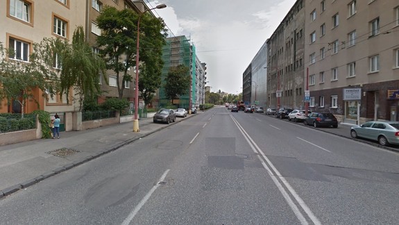 Nehoda: Chodec vošiel autu do cesty