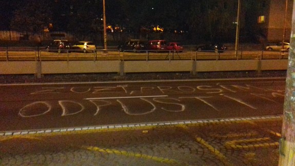 FOTO: Neznámy muž napísal pre Zuzku z Dúbravky odkaz na cestu a teraz každý rozmýšľa, čo jej vyparatil...