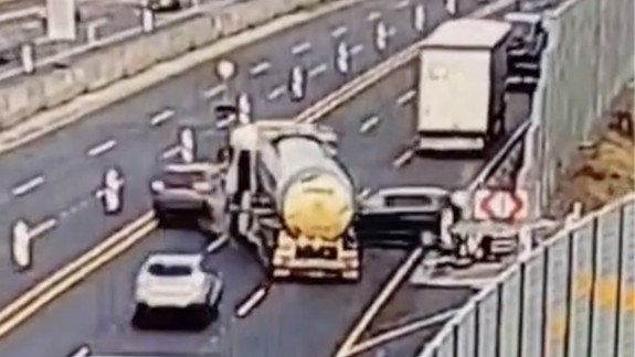 Zverejnili autentické video z hromadnej dopravnej nehody na diaľnici