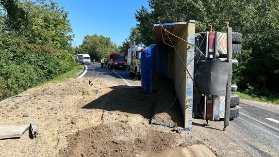 Medzi Rusovcami a Petržalkou sa prevrátilo nákladné auto, cestu uzavreli