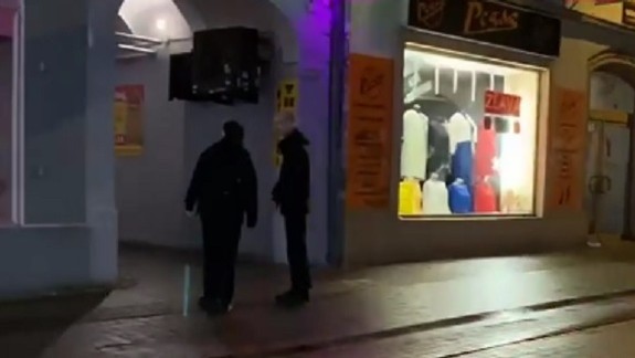 VIDEO: Pre zvýšenie bezpečnosti na noc uzatvárajú priechod medzi Obchodnou a Jedlíkovou