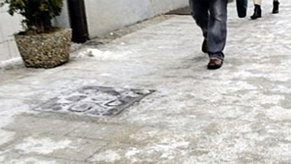 Ľad na chodníkoch môžu ľudia nahlásiť samosparávam