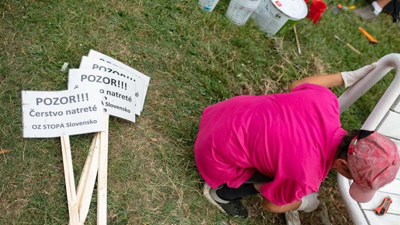 Ľudia bez domova pomáhali Starému Mestu revitalizovať Medickú záhradu: Vynovili sprejermi zničené lavičky