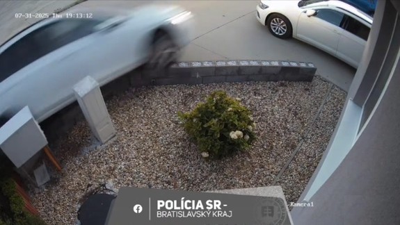 VIDEO: Pripitá vodička to napálila priamo do zaparkovaného auta