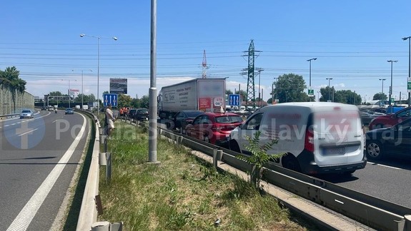 Na diaľnici D1 v smere z Bratislavy na Trnavu došlo k reťazovej nehode