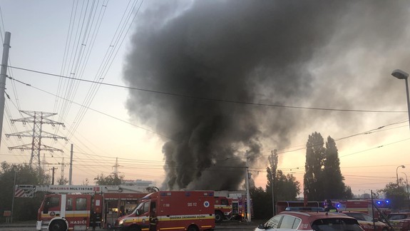 Hasiči zasahujú pri požiari chatiek na Žabom majeri