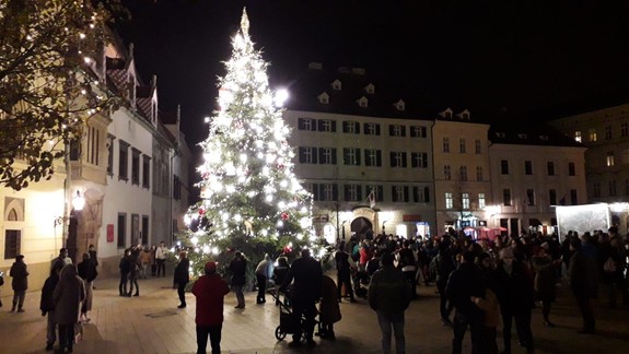 FOTO a VIDEO: Otvorenie Bratislavských Vianoc prilákalo do centra veľa ľudí - ako to tam večer vyzeralo?
