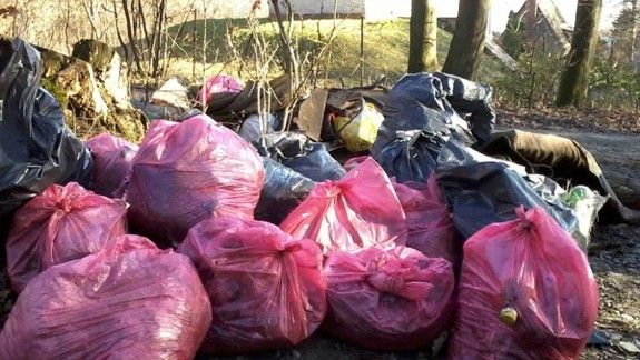 Dobrovoľníci z Rače zlikvidovali čiernu skládku