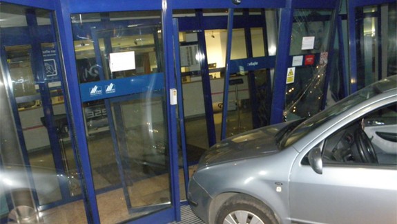 Na Račianskej opitý vodič skončil s autom v banke