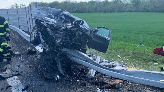 Nehoda na R7: Vodička vletela do zvodidiel, z auta nezostalo takmer nič