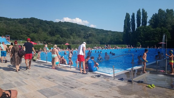 Od pondelka sa upravuje fungovanie umelých kúpalísk aj kabínkových lanoviek