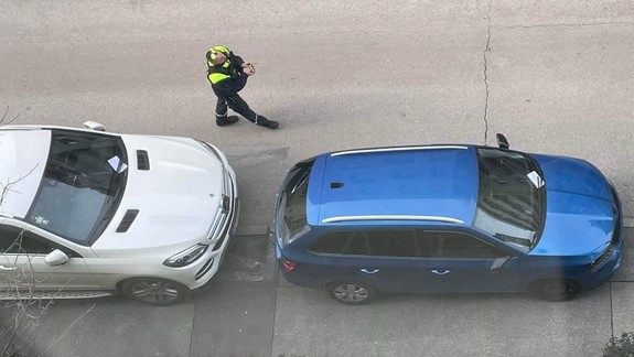 Paradox nového parkovania v Novom Meste: Vnútroblok okupujú cezpoľní, domáci dostávajú pokuty