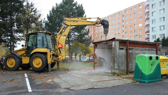 FOTO: V Dúbravke sa vo veľkom pustili do búrania - pozrite sa, čo všetko stihli za pár hodín zrovnať so zemou