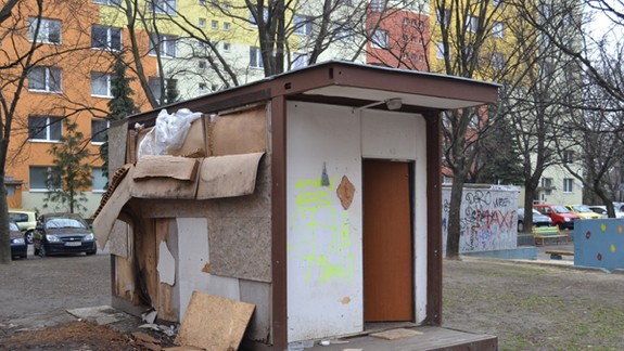 V unimobunke na Muškátovej spia bezdomovci