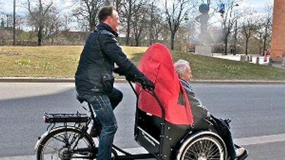 V Rači si 30 seniorov vyskúšalo používanie rikše