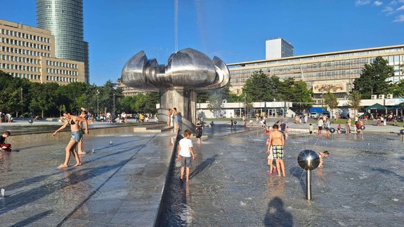 Ovlažovanie sa vo fontáne Družba, ktoré odporúčalo ľuďom mesto, bolo v rozpore s legislatívou