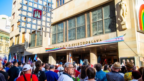 Pred Divadlom P. O. Hviezdoslava protestovali stovky ľudí