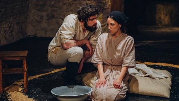 Divadlo Lab prinieslo v máji dve premiéry: Nože v sliepkach a Hľa, človek!