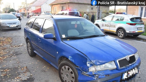Polícia obvinila vodiča z Malaciek, ktorý narazil do dvoch áut a zrazil ženu