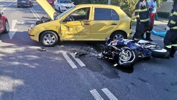 Motocyklista po zrážke s autom podľahol zraneniam